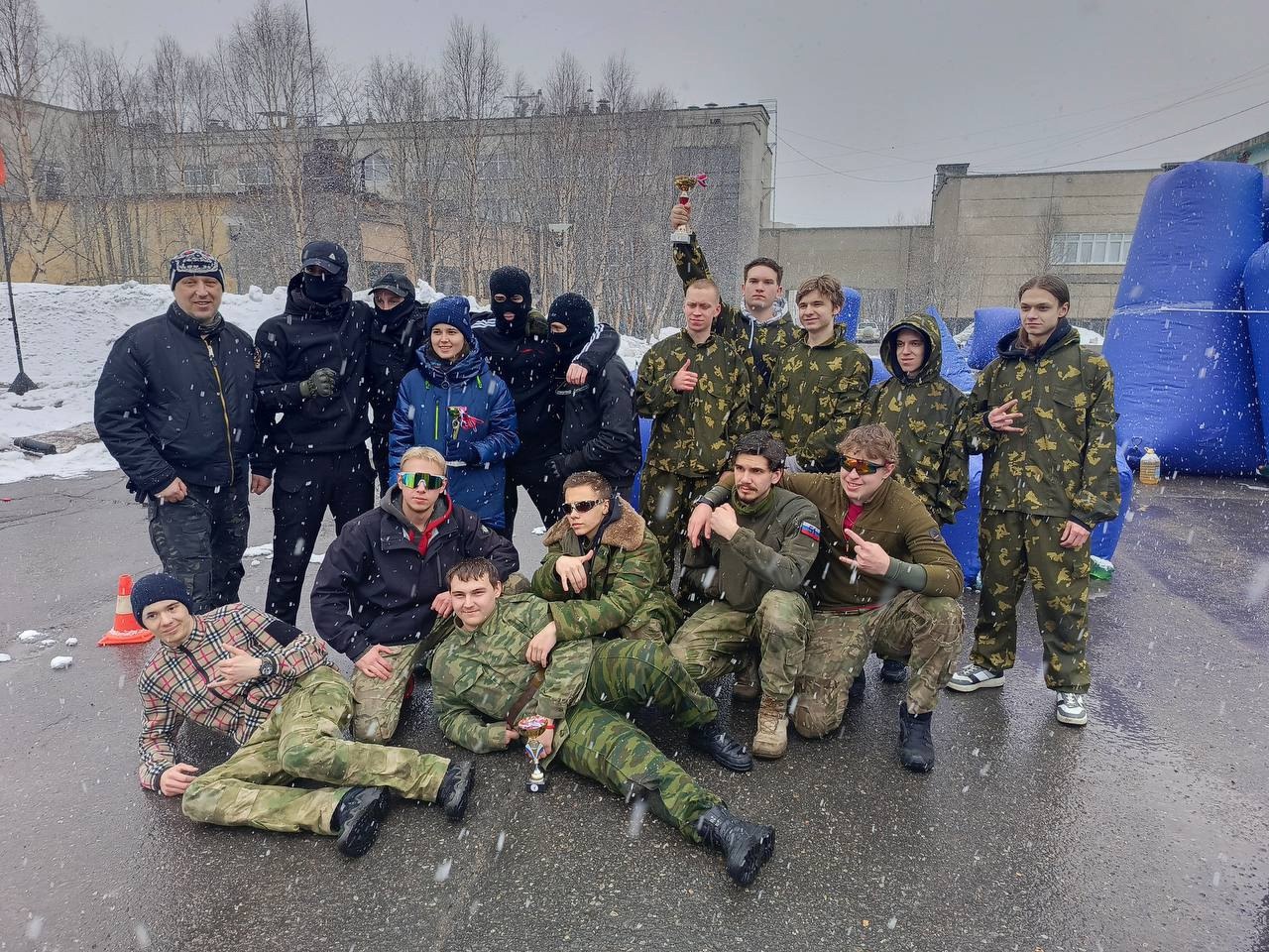 Соревнования по спортивному лазертагу в честь 80-летия Победы в Великой Отечественной войне
В рамках празднования 80-летия Победы в Великой Отечественной войне среди обучающихся образовательных организаций профессионального образования прошли захватывающие соревнования по спортивному лазертагу. Мероприятие объединило молодежь, готовую проявить стратегическое мышление, командный дух и волю к победе, отдавая дань памяти героям прошлого.
Результаты соревнований:
👉 Возрастная группа 18+:
🥇 1 место — команда КТК.
🥈 2 место — команда "Лапландия".
🥉 3 место — команда "Вспышка" (студенческое объединение "АВАНГАРД СЕВЕР").
👉 Возрастная группа до 18 лет:
🥇 1 место — команда "Триггер".
🥈 2 место — команда "Будущие воины".
🥉 3 место — команда "Солнце Мурмашей".
Соревнования прошли в динамичной и дружеской атмосфере, где каждый участник смог проявить свои навыки, сплоченность и уважение к соперникам. Благодаря четкой организации и энтузиазму команд, мероприятие стало не только спортивным испытанием, но и ярким напоминанием о важности сохранения исторической памяти.
Отдельные слова благодарности — организаторам, судьям и болельщикам, которые поддержали дух состязаний! Такие события не только укрепляют командный дух, но и связывают поколения, напоминая о подвигах, которые навсегда останутся в наших сердцах.
#авангардсевер
#ФВТИ
#ягоржусь
#движениепервыхмурманск
#МАУ